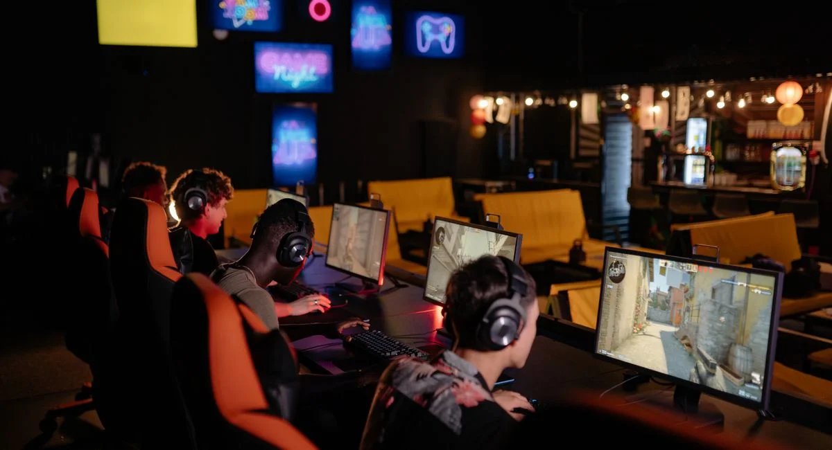 Comment les algorithmes d'intelligence artificielle révolutionnent le gameplay et créent des expériences immersives inédites ?