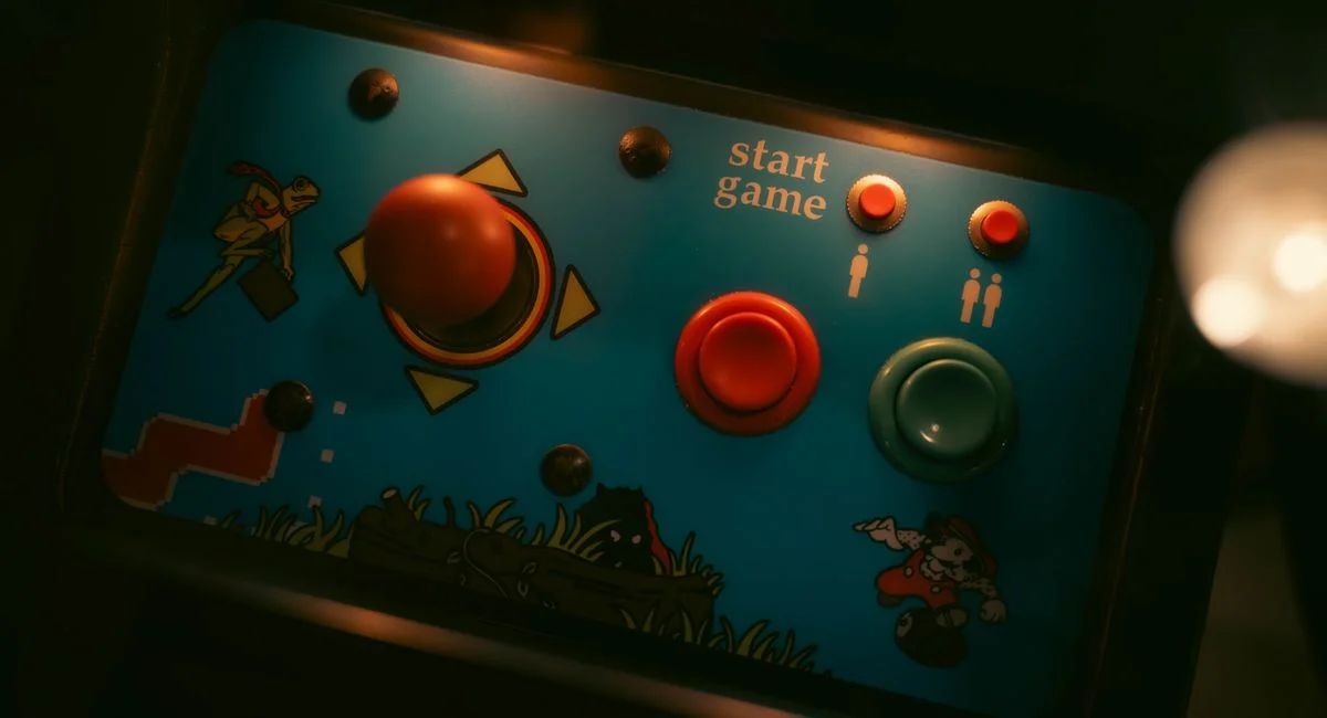 Les boutiques de collection pour passionnés de retrogaming révèlent bien plus que des consoles d'occasion : elles incarnent une économie de la nostalgie où l'authenticité prime sur le volume