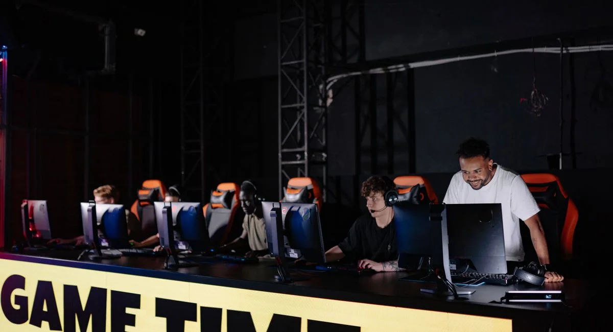 Le calendrier des événements esport et compétitions professionnelles structure toute l'année gaming avec des tournois majeurs, des championships et des festivals incontournables.