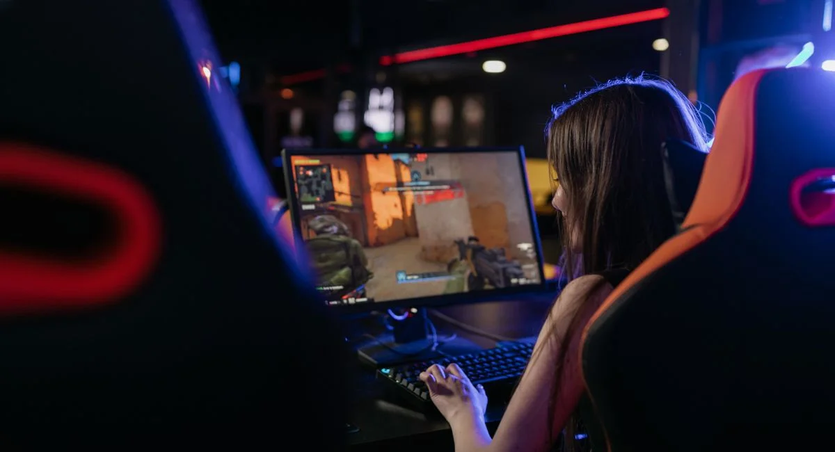 Créer un vrai setup gaming design nécessite bien plus qu'aligner des écrans : voici comment aménager votre espace en 5 piliers essentiels.