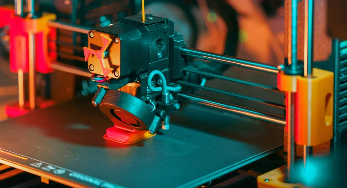 Detailed view of a 3D printer, highlighting the printing process and technological innovation.