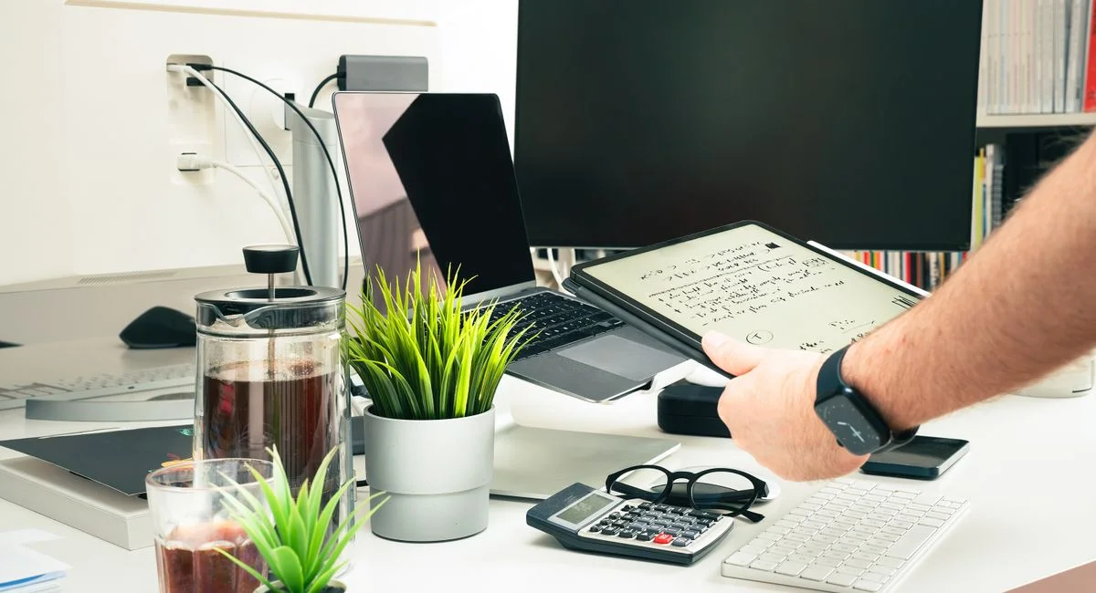 Les résultats du comparatif souris ergonomique pour longues sessions révèlent une hiérarchie insoupçonnée au-delà des marques phares