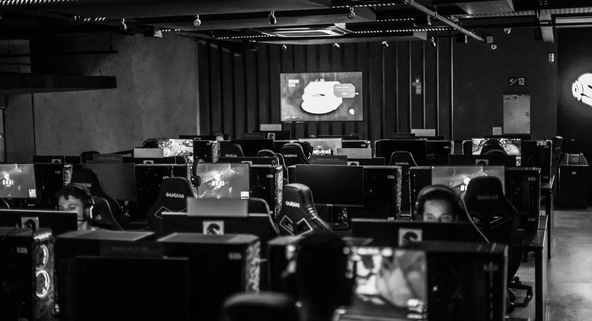 Pour dominer aux jeux vidéo multijoueur en ligne, les meilleures stratégies de victoire combinent vision tactique, adaptation comportementale et gestion collective que seuls les champions maîtrisent