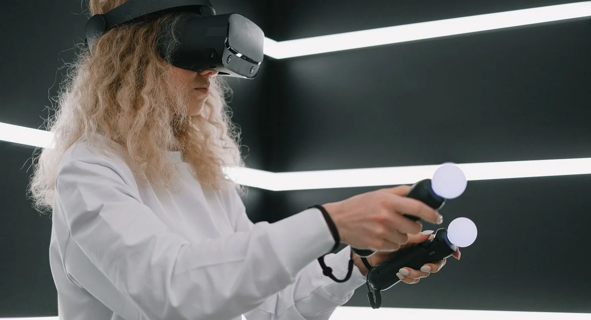 Comprendre les technologies des mondes virtuels et expériences immersives qui redessinent la frontière entre réel et numérique